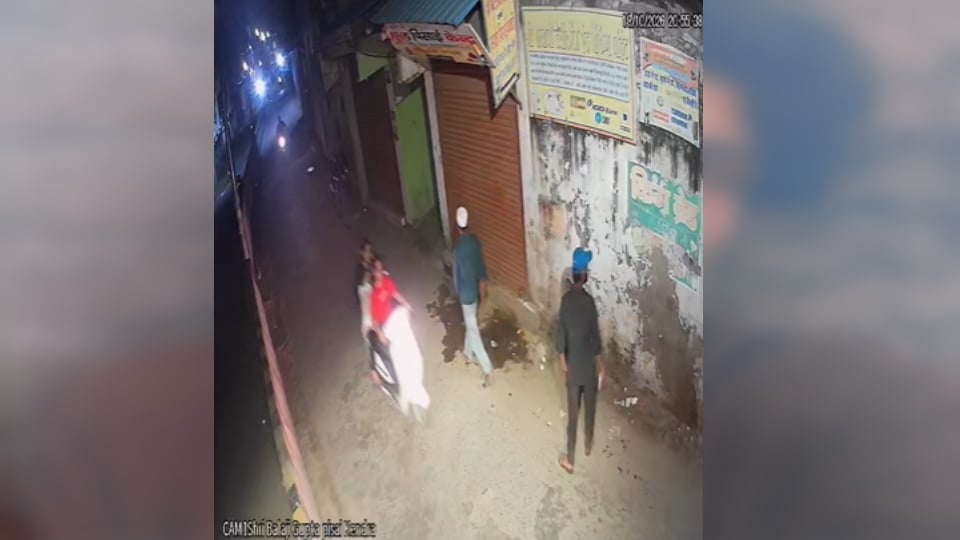 मेरठ: कोटला बाजार में ई-रिक्शा की बैटरी चोरी, सीसीटीवी में कैद तीन संदिग्ध, व्यापार संघ ने मांगी कार्रवाई