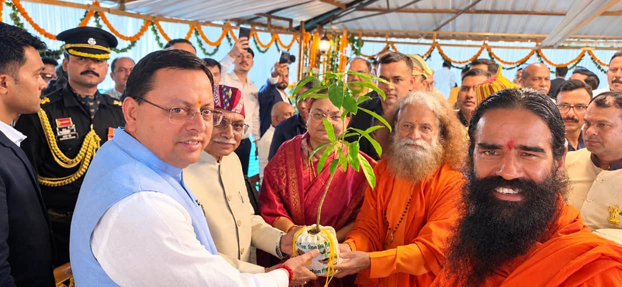 Swami Chidanand Saraswati congratulate newly appointed Governor Dr Dhal Singh Bisen