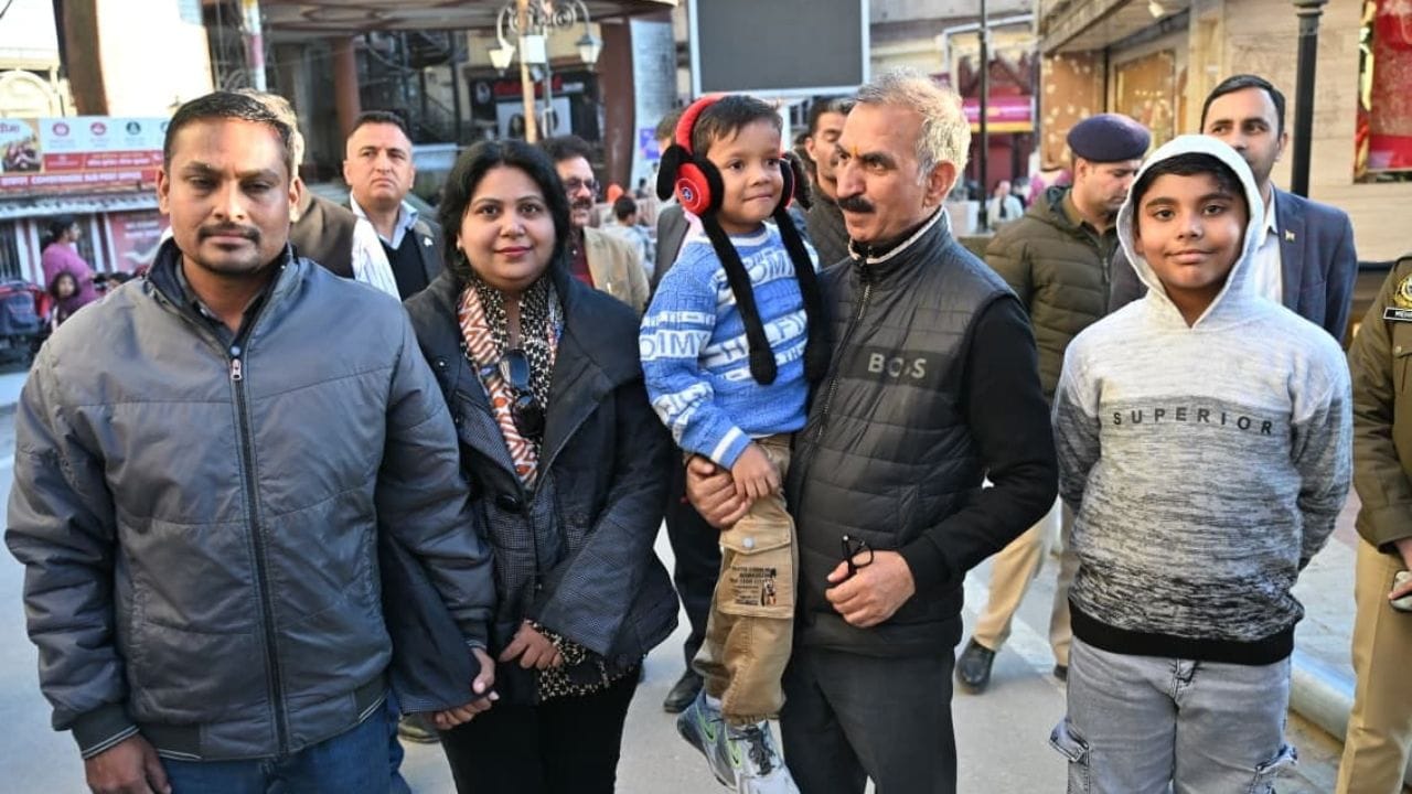 शिमला के माल रोड पर पर्यटक के बच्चे को गोद में उठाए सीएम।