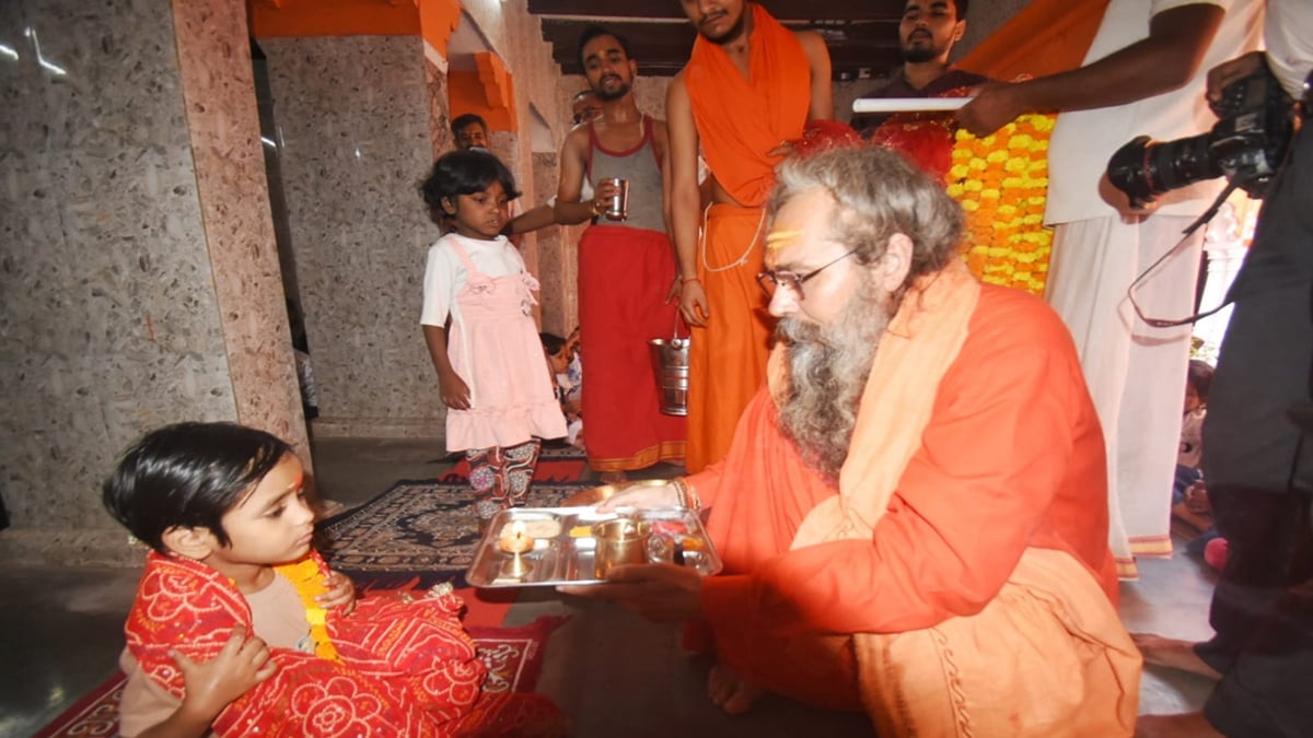 प्रयागराज : नवरात्रि की महानवमी पर पंडालों और मंदिरों में उमड़ी भक्तों की भीड़, गूंजे जयकारे