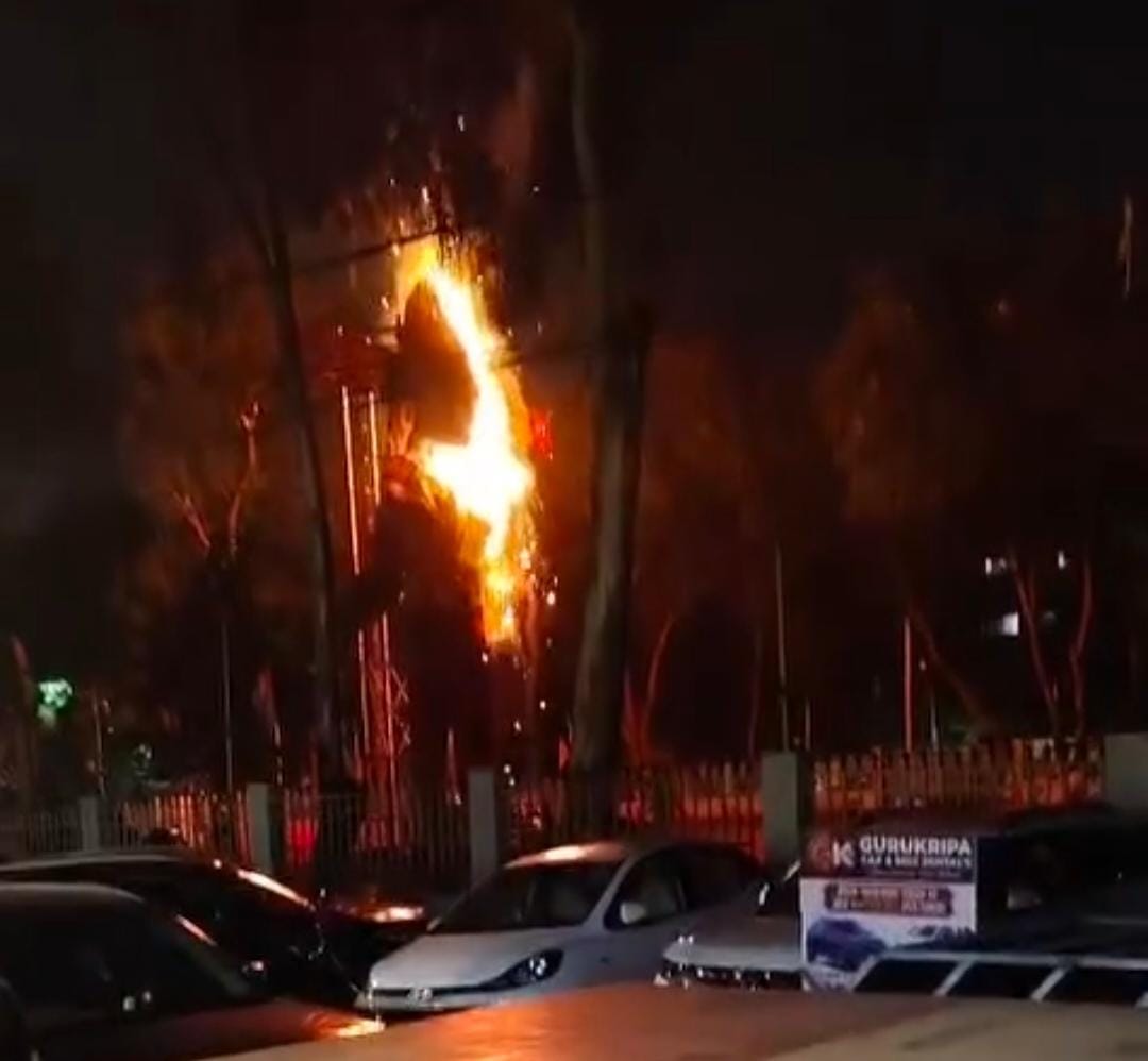 Indore: In Indore’s Indrapuri, an effigy of Ravana was reduced to ashes due to a short circuit; people rushed