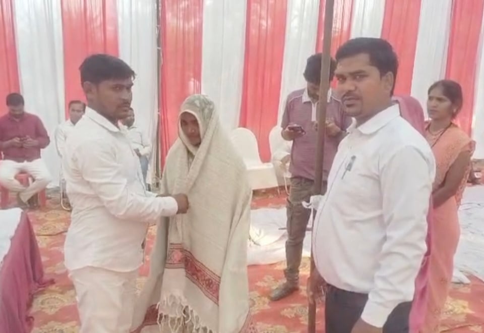 वाराणसी: तेरहवीं नहीं कर विधवा महिलाओं को बांटी शाल, दर्जनों महिलाओं को किया सम्मानित