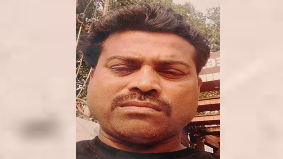 कानपुर: रेलवे ट्रैक किनारे दो हिस्सों में मिला युवक का लहूलुहान अर्द्धनग्न शव, हत्या का आरोप