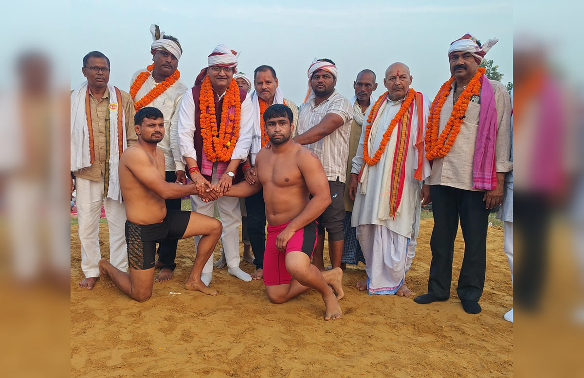 वाराणसी: सुनील पहलवान ने संजय को दिया धोबिया पछाड़, जीते 51 हजार रुपये