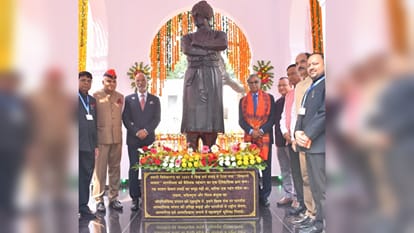 यूपीपीएससी परिसर में स्वामी विवेकानंद की प्रतिमा का अनावरण किया गया।
