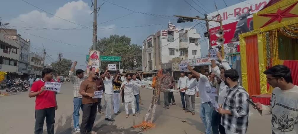 NSUI burns effigy of Chief Election Commissioner: Protest in Bhopal over allegations of vote theft; demands an