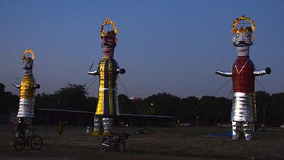 सेक्टर 17 में लगे रावण, मेघनाद और कुंभकर्ण के पुतले