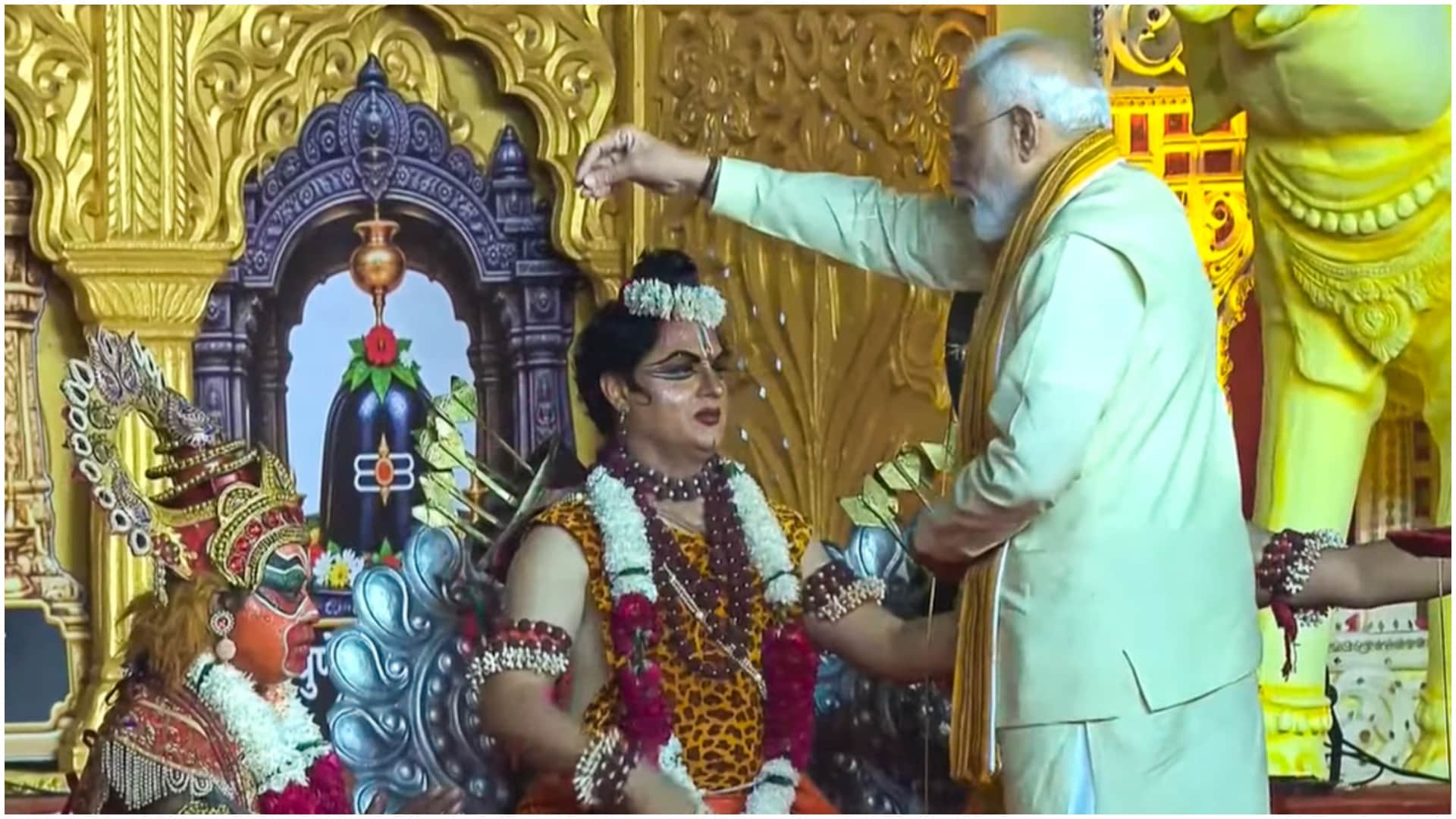 pm modi president murmu priyanka gandhi photos participate in dussehra  celebration