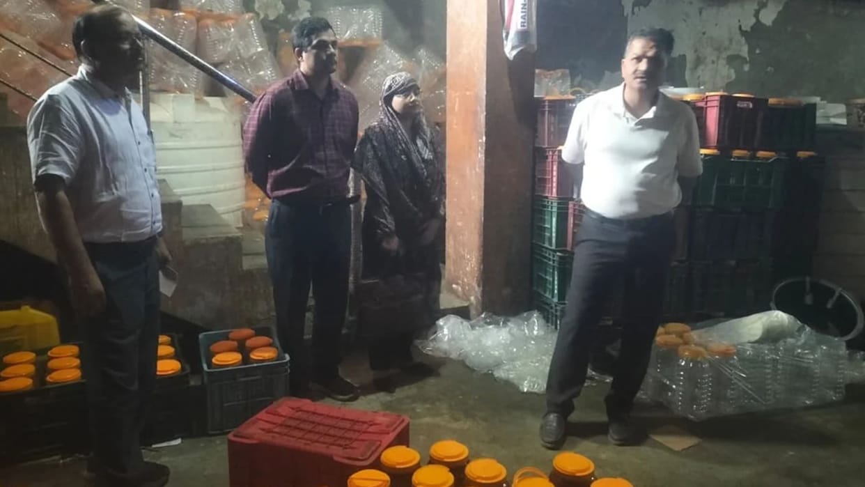 jaipur-muhana-mandi-food-safety-raid-shyam-foods-85000-kg-pickle-raw-material-seized