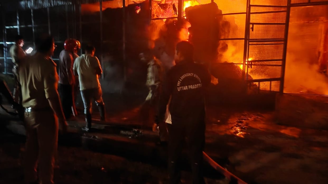 Massive fire breaks out at a warehouse in the Delapeer grain market