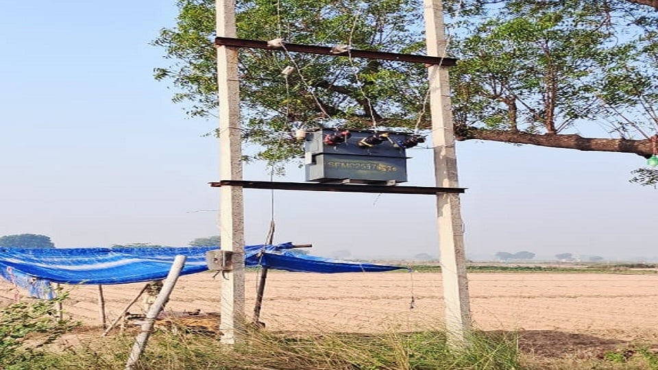 सादाबाद: एक माह से फुंका ट्रांसफाॅर्मर, कई बार शिकायत पर नहीं बदला गया, सिंचाई न होने से किसान परेशान