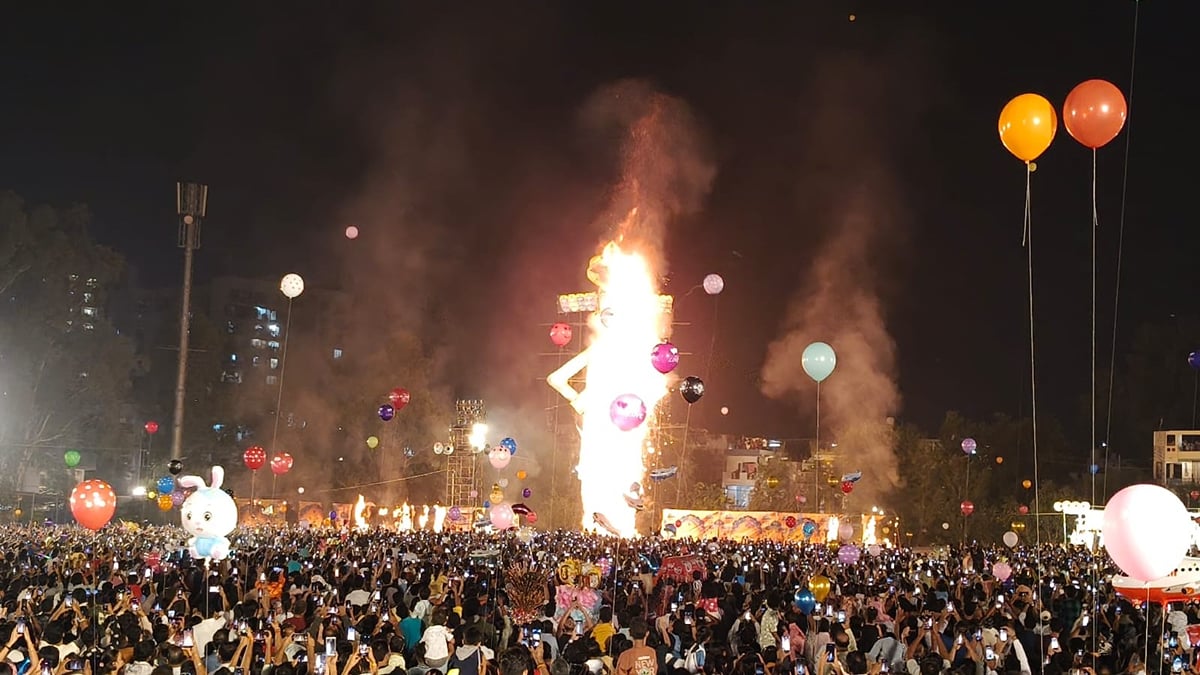 रावण दहन: कहीं दिखा इलेक्ट्रॉनिक युद्ध, तो कहीं बरसे अंगारे, शूर्पणखा दहन के साथ हुआ 'नशासुर' का नाश