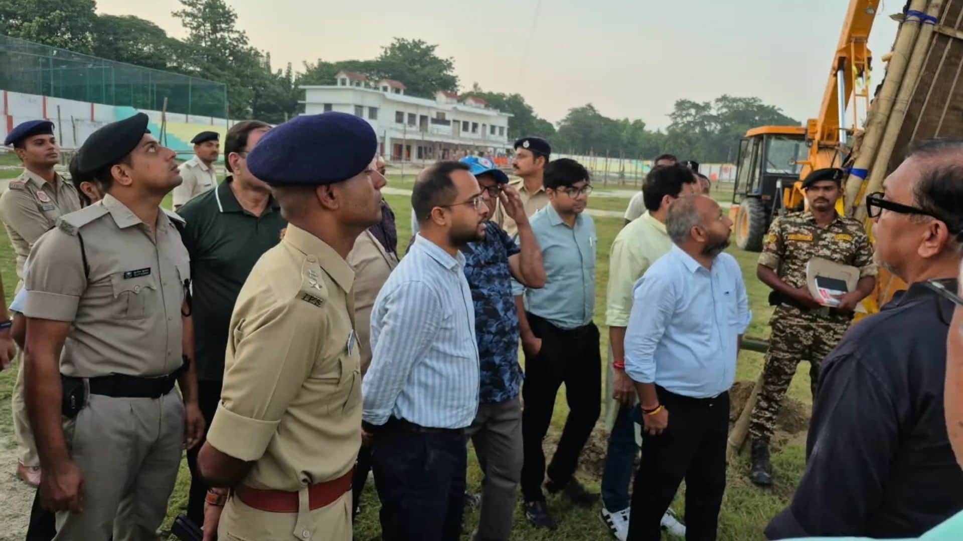 जायजा लेते जिलाधिकारी और एसएसपी