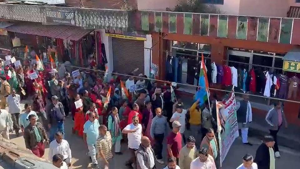 मंत्री रेखा आर्य पर 210 करोड़ के भ्रष्टाचार के आरोप: कांग्रेस ने निकाली आक्रोश रैली, घर का किया घेराव