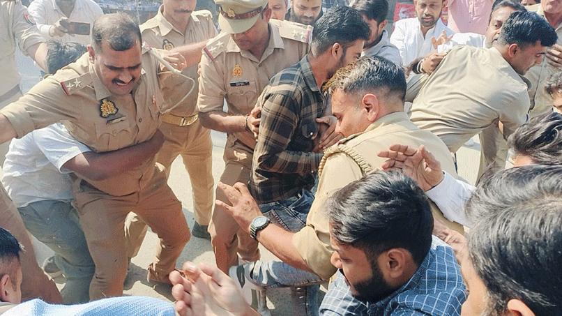 छह दरोगा भी न रोक पाए पुतला दहन: नेता का गिरेबान पकड़ने पर भड़के कांग्रेसी, शाहजहांपुर में पुलिस संग टकराव