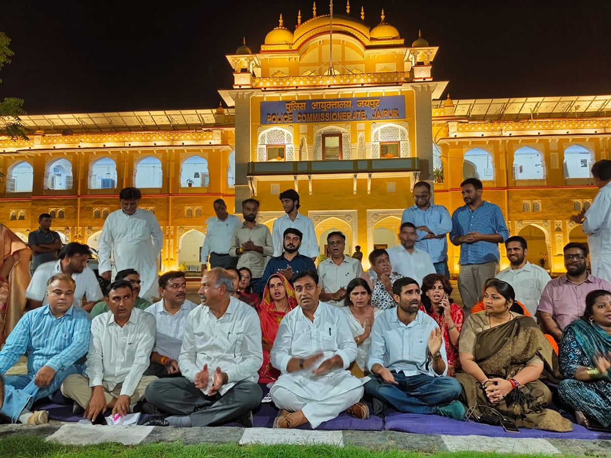 राजस्थान: रितु बराला की एफआईआर के लिए रातभर धरने पर बैठे डोटासरा, कमिश्नरेट के बाहर डटे कांग्रेस नेता