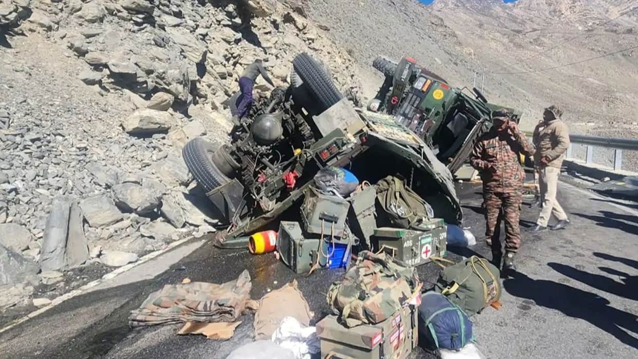 kinnaur army trucks civil truck accident four soldiers injured