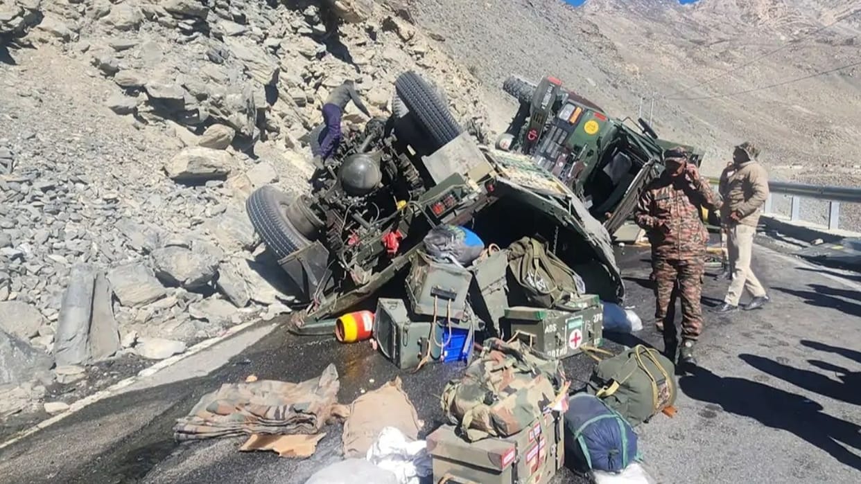 kinnaur army trucks civil truck accident four soldiers injured