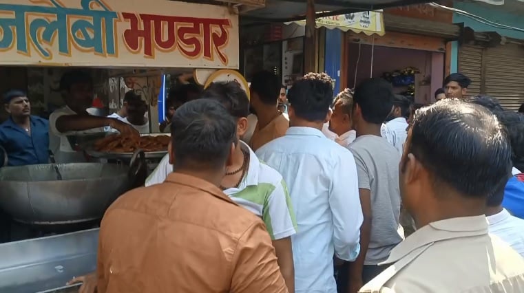 उरई: जलेबी लेने के विवाद में दुकान पर भिड़े ग्राहक, जमकर चले लात-घूंसे, पुलिस ने दोनों को हिरासत में लिया