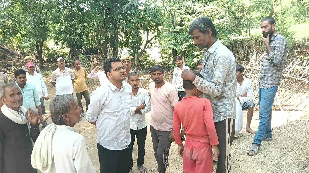 घटनास्थल पर लगी भीड़