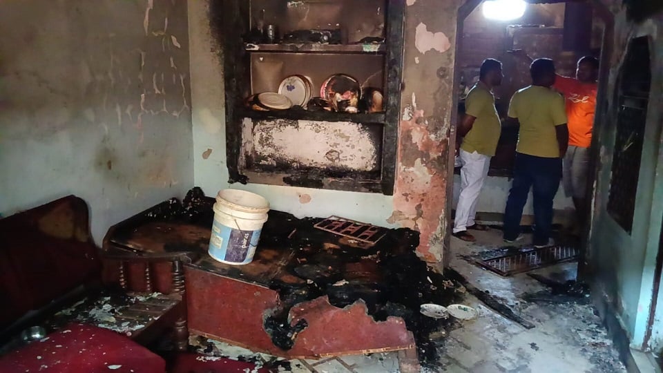 यूपी: मेरठ में मकान में लगी आग, जिंदा जलकर युवक की मौत, घरेलू विवाद और शराब का नशा बनी वजह