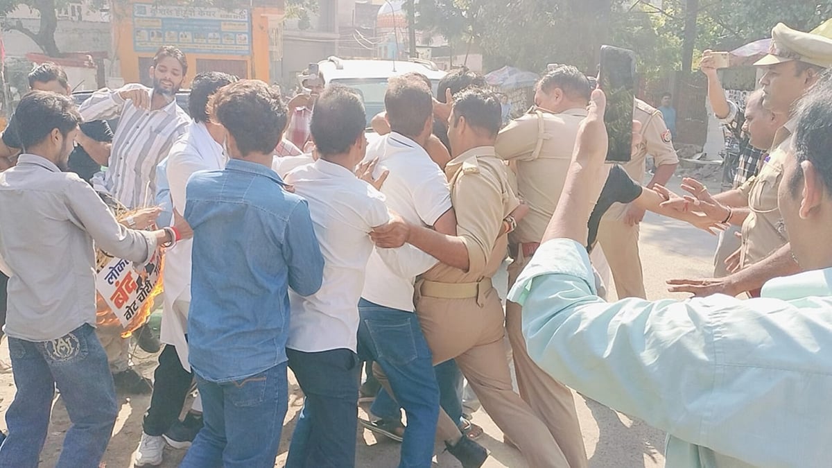 शाहजहांपुर: मुख्य चुनाव आयुक्त ज्ञानेश कुमार का पुतला फूंका, पुलिस से भिड़े एनएसयूआई के कार्यकर्ता