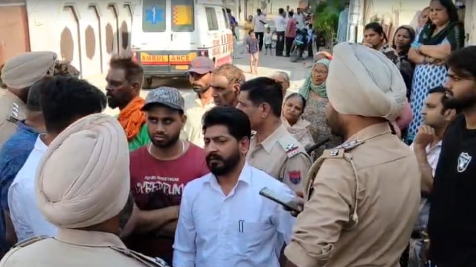 माैके पर जमा लोग