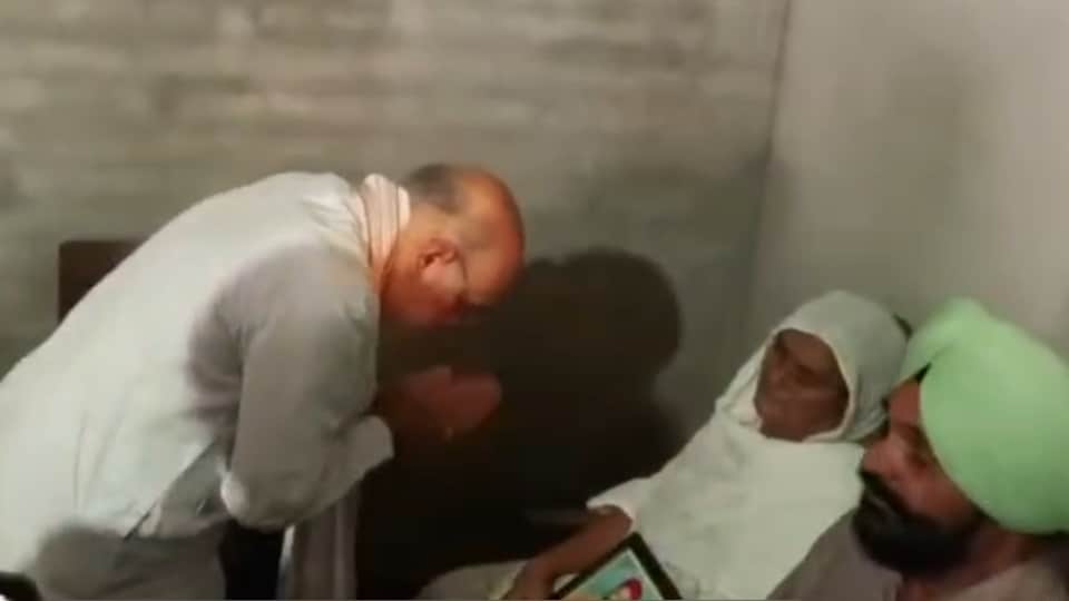 विक्रमजीत की मां के पैर छूते गृहमंत्री अमित शाह
