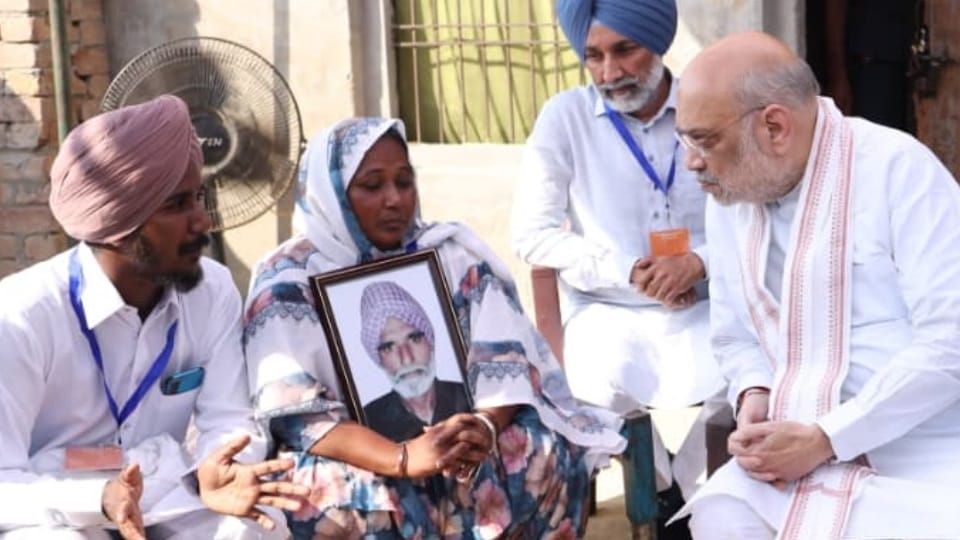 Union Home Minister Amit Shah reaches Tur Banjara Gulzar family