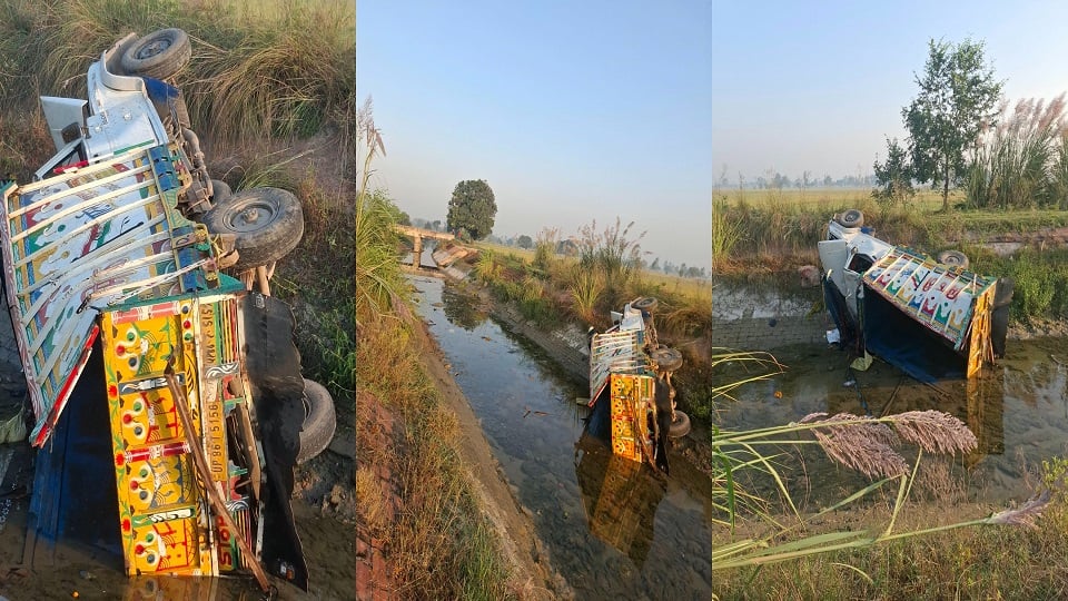 अकराबाद हादसा: ड्राइवर को आई नींद की झपकी, मैक्स अनियंत्रित होकर रजबहा में जा गिरी, चालक जख्मी