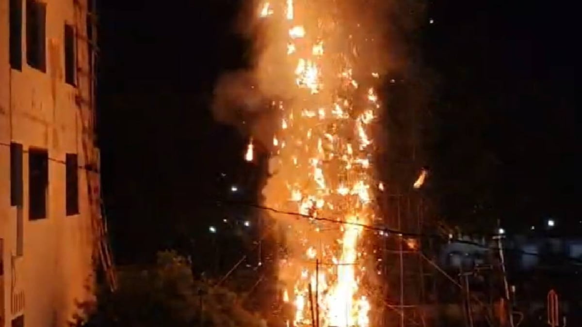 यूपी: लपटों में समाया रावण, 'जय श्रीराम' का जयघोष, रामलीला मैदान में 75 फीट ऊंचे रावण के पुतले का दहन