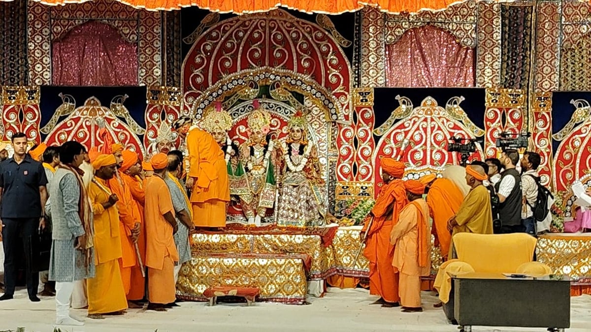गोरखपुर: गोरखनाथ मंदिर से रामलीला मैदान तक निकली सीएम योगी की विजयादशमी शोभायात्रा, जगह-जगह हुआ भव्य स्वागत