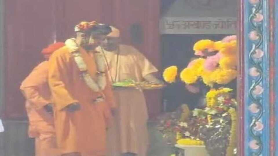 गोरखपुर: विजयादशमी पर सीएम योगी ने गुरु गोरखनाथ का किया विशेष पूजन, लोककल्याण की कामना की