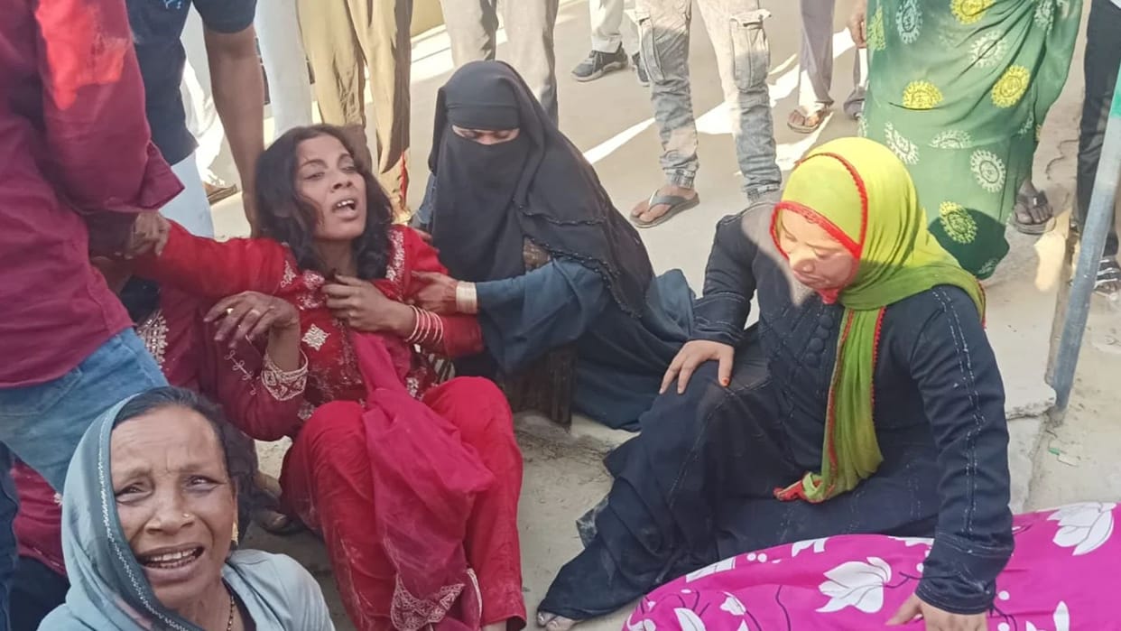 Azamgarh Discovery youth body front rural bank causes stir family alleges murder two under suspicion