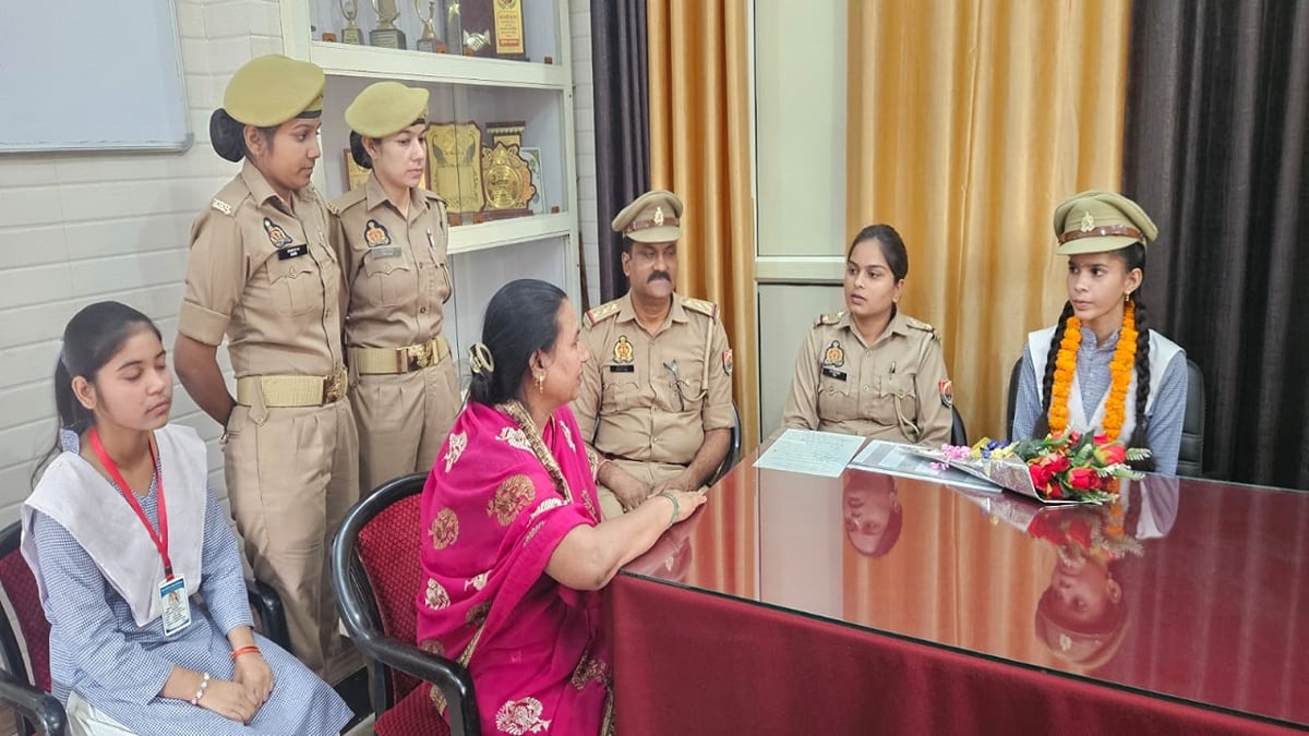 शाहजहांपुर: एक दिन के लिए तिलहर थाना प्रभारी बनीं छात्रा वंशिका, अर्चना ने संभाली महिला हेल्प डेस्क