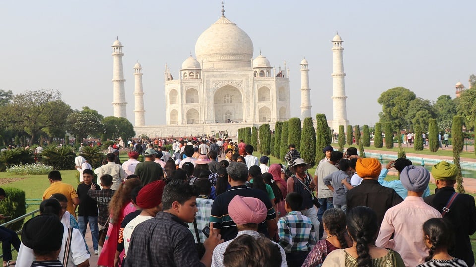 यूपी: ताजमहल पर पर्यटकों का सैलाब, 32 हजार से ज्यादा पहुंचे; सुबह से लगीं लंबी कतारें