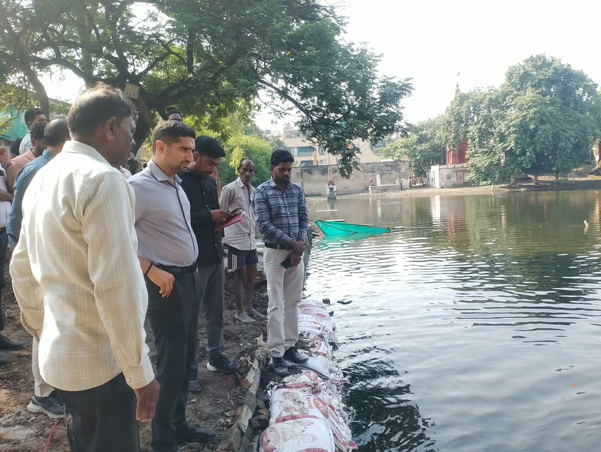 वाराणसी: दुर्गा प्रतिमा विसर्जन की तैयारियां तेज, नगर आयुक्त ने संकुलधारा और कुरुक्षेत्र पोखरे का किया निरीक्ष