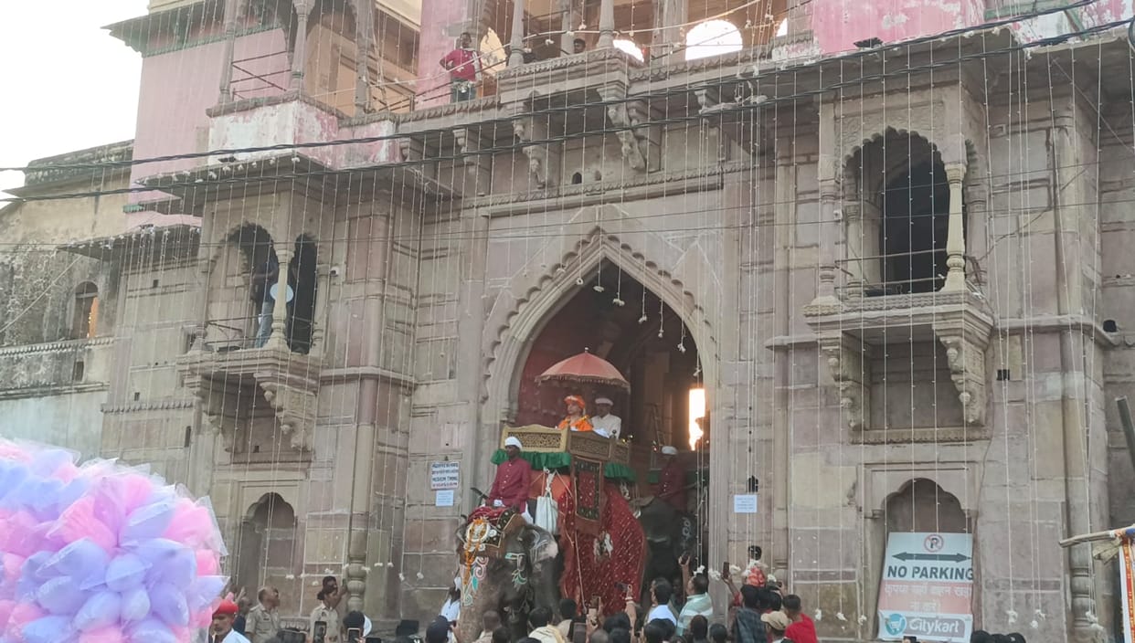 On Vijayadashami, Dr. Anant Narayan Singh of the Kashi royal family set out riding an elephant