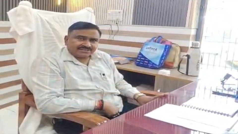 Video viral of BDO Sanjeev Kumar demanding bribe in Patiyali in kasganj