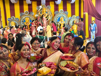 बंगाली परिवारों ने सिंदूर खेला उत्सव मनाया।