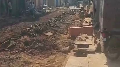बुलडोजर से उखाड़ फेंकी सड़क