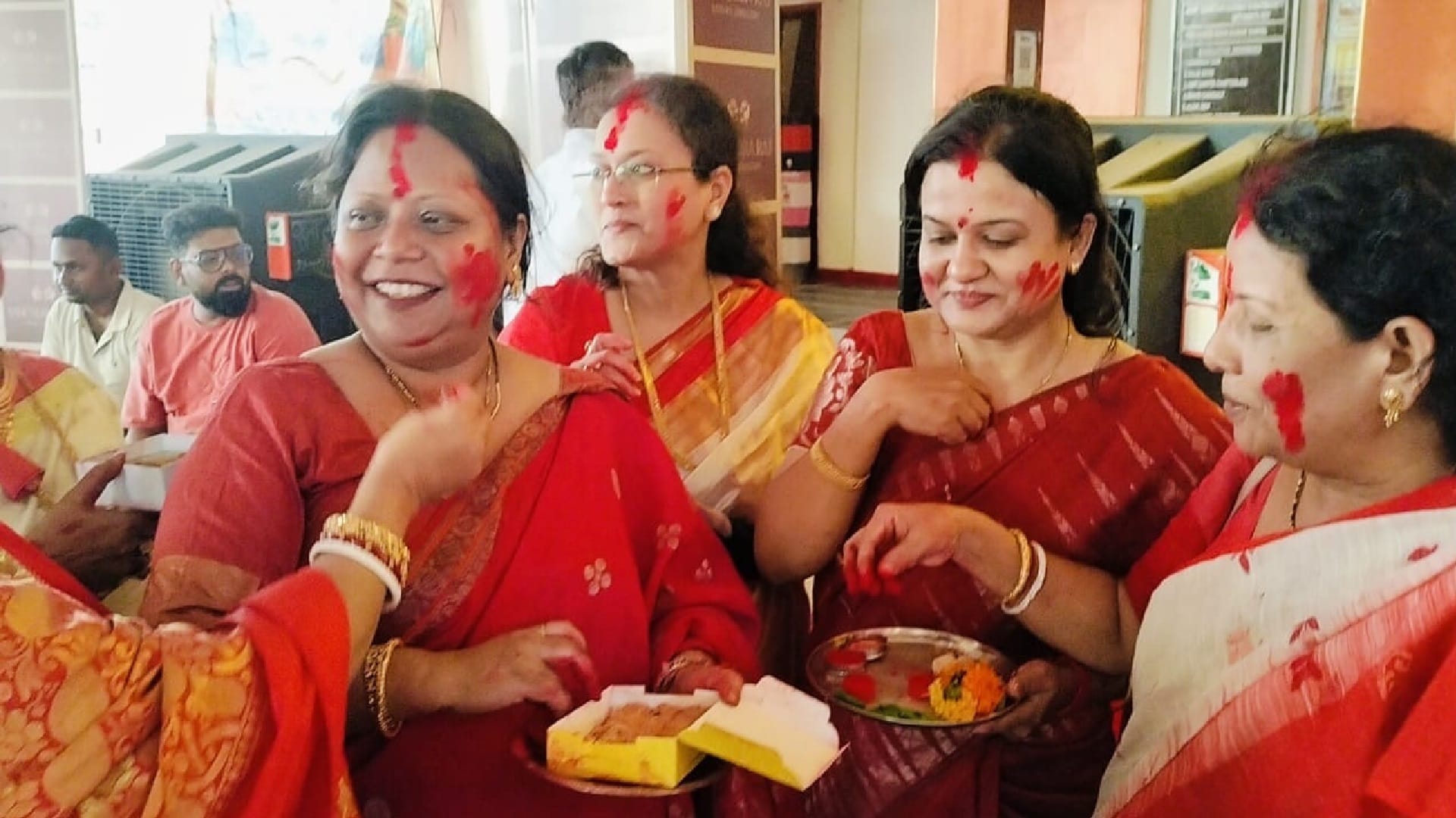 Sindoor Khela at Raipur Kalibari CG: bangali Womens play with sindoor during  farewell