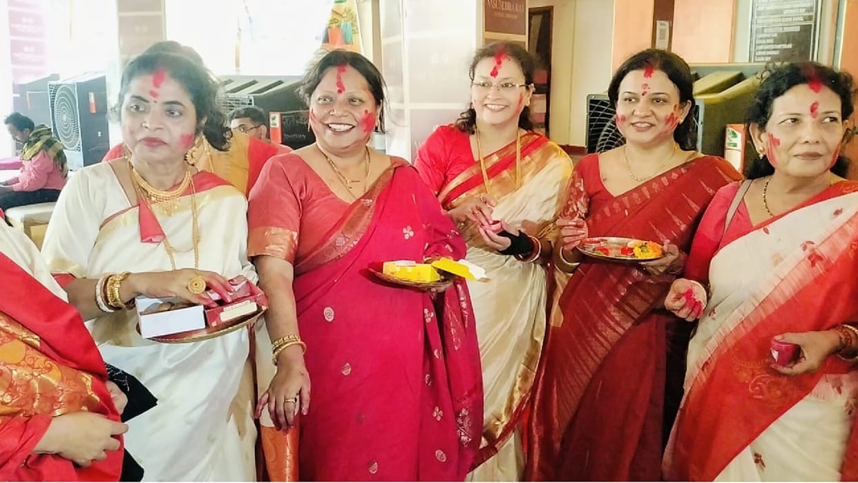 Sindoor Khela at Raipur Kalibari CG: bangali Womens play with sindoor during  farewell