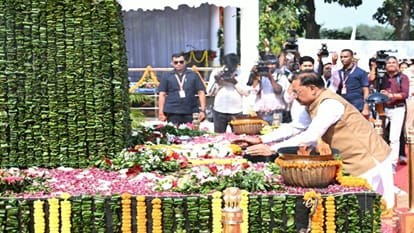 शहीदों को श्रद्धांजलि देते सीएम