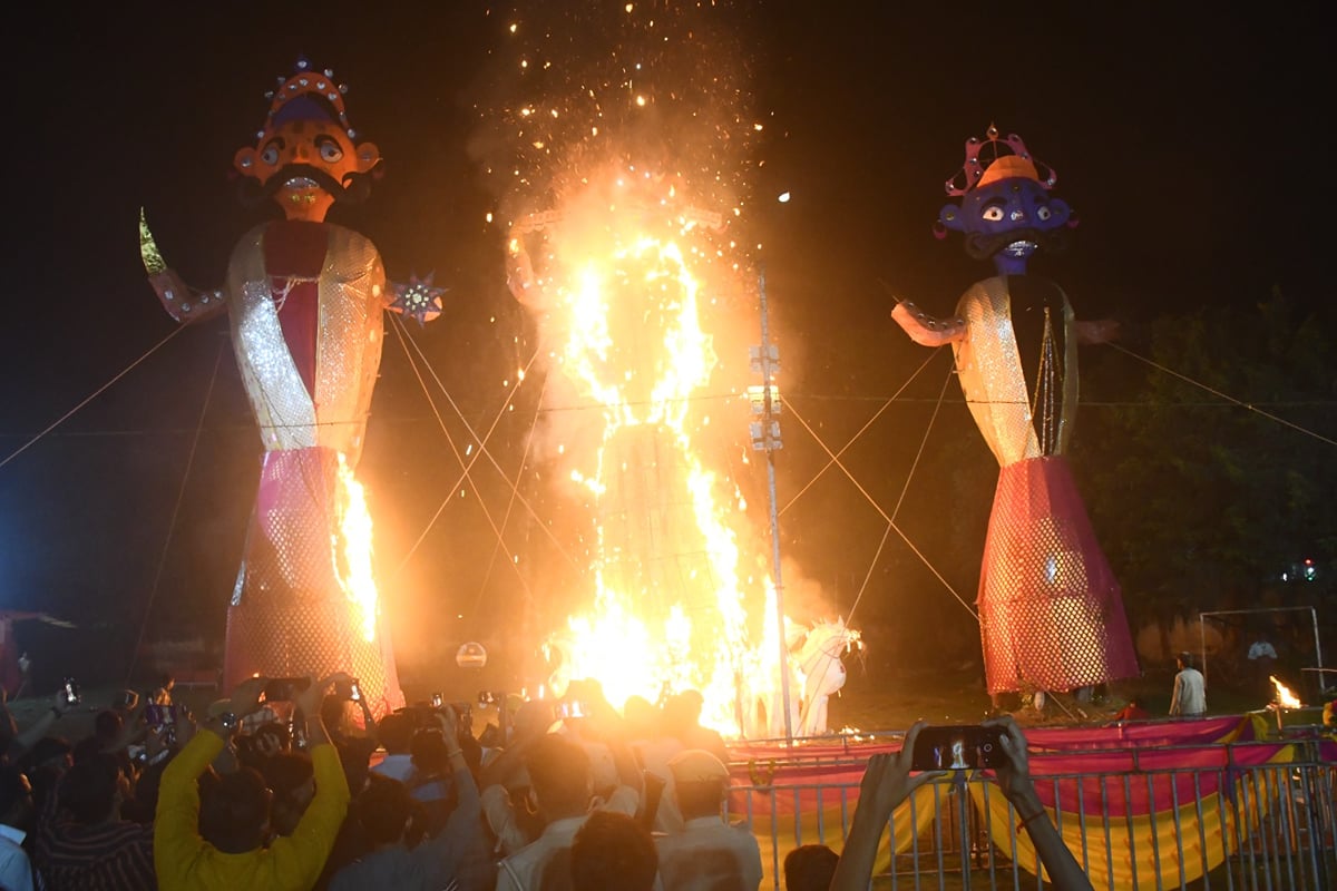 अग्निबाण चला, बुराई पर हुई अच्छाई की जीत, नौ मैदानों में जला रावण, गूंज उठे श्रीराम के जयकारे