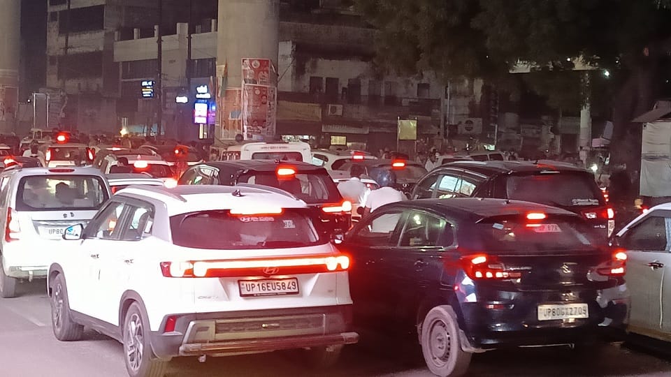 Agra Traffic Chaos: Diversions Fail as MG Road Faces Massive Jam