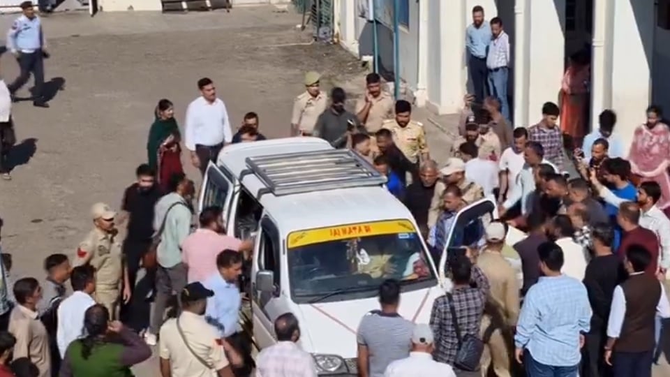 जम्मू कश्मीर: उधमपुर में बड़ा हादसा, बस खाई में गिरी, 10 से अधिक यात्री घायल, दो लोगों की मौत की खबर