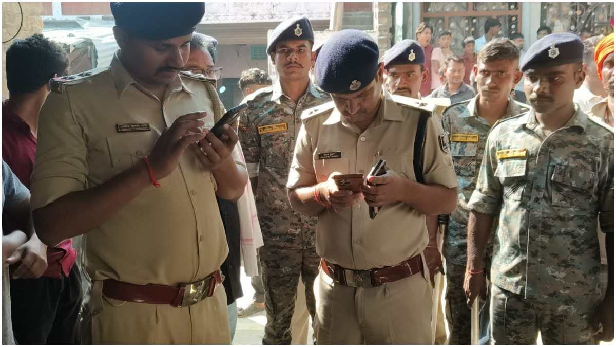 जांच करती पुलिस