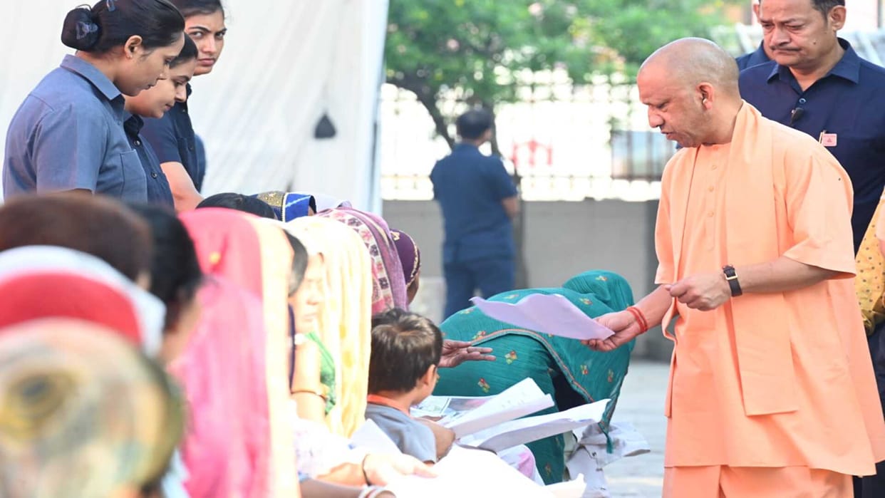 CM Yogi Hears Grievances of 200 People at Janata Darshan, Directs Officials to Ensure Timely Resolution