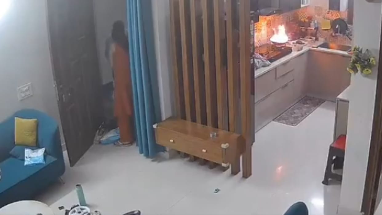Delivery Boy Turns Hero After Fire Breaks Out in Doctors Kitchen Video Goes Viral